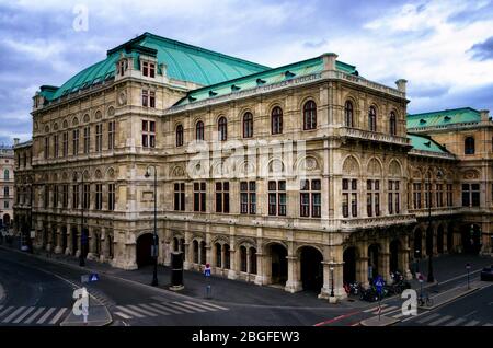 Il Wiener Staatsoper, il Teatro dell'Opera di Vienna seef da Albertinaplatz Foto Stock