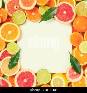 Cornice di agrumi come calce, limone, arancia e mandarino con foglie di arance. Composizione quadrata Foto Stock