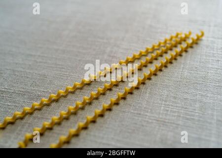 Pasta secca italiana non cotta Fusilli lunghi bucati Foto Stock