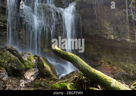 Wasserfall in der Pilouvi-Schlucht oberhalb von la Neuveville am Bielersee Foto Stock