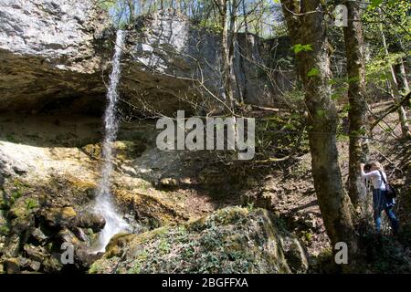 Wasserfall in der Pilouvi-Schlucht oberhalb von la Neuveville am Bielersee Foto Stock