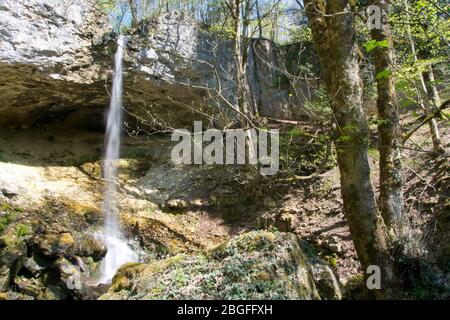 Wasserfall in der Pilouvi-Schlucht oberhalb von la Neuveville am Bielersee Foto Stock