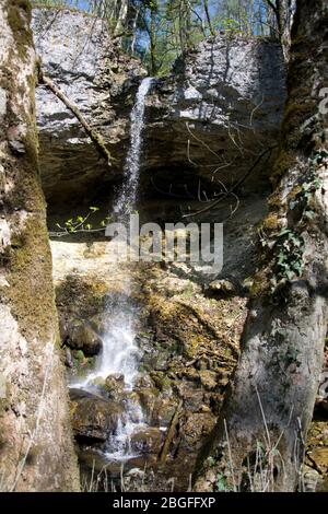 Wasserfall in der Pilouvi-Schlucht oberhalb von la Neuveville am Bielersee Foto Stock