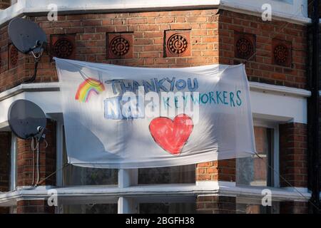 Un banner che mostra il supporto e i ringraziamenti per il NHS nelle finestre delle case di Ealing, Londra. Data foto: Domenica 19 aprile 2020. Foto: Roger Garfield/A. Foto Stock