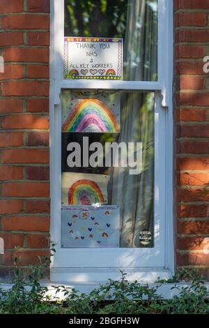 Dipinti arcobaleno che mostrano sostegno e grazie per il NHS nelle finestre delle case a Ealing, Londra. Data foto: Domenica 19 aprile 2020. Foto: Roger G. Foto Stock