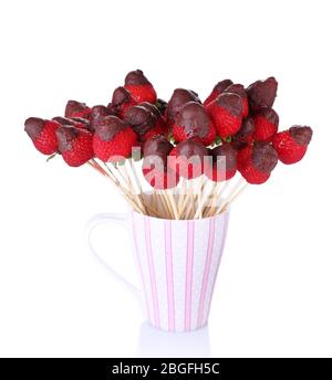 Fragola in cioccolato su spiedini in tazza isolata su bianco Foto Stock