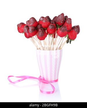 Fragola in cioccolato su spiedini in tazza isolata su bianco Foto Stock