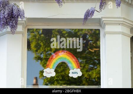 Dipinti arcobaleno che mostrano sostegno e grazie per il NHS nelle finestre delle case a Ealing, Londra. Data foto: Domenica 19 aprile 2020. Foto: Roger G. Foto Stock