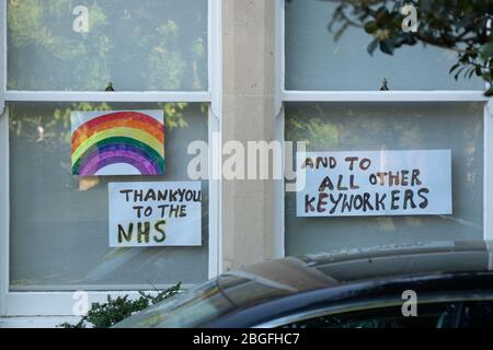 Dipinti arcobaleno che mostrano sostegno e grazie per il NHS nelle finestre delle case a Ealing, Londra. Data foto: Domenica 19 aprile 2020. Foto: Roger G. Foto Stock