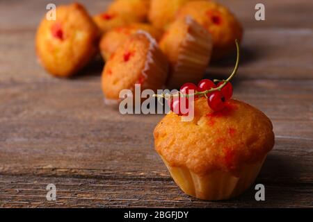 Gustosi muffin con curry rosso su sfondo di legno Foto Stock