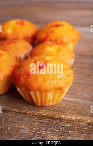 Gustosi muffin con curry rosso su sfondo di legno Foto Stock