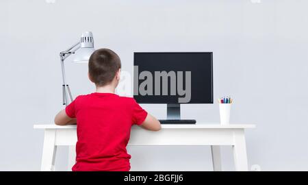 Ragazzo che lavora al computer mockup Foto Stock