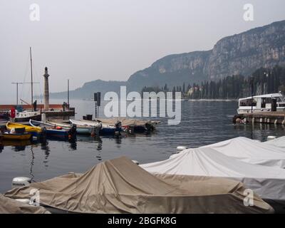 Promenade mit Bäumen und historischen Häusern am See Ufer und einem Hafen Foto Stock