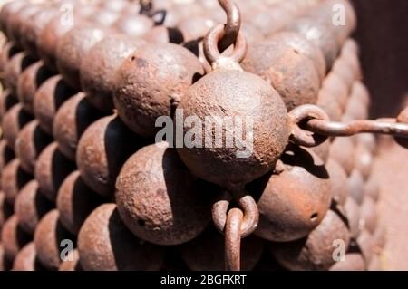 pila di vecchie palle di cannone arrugginite Foto Stock