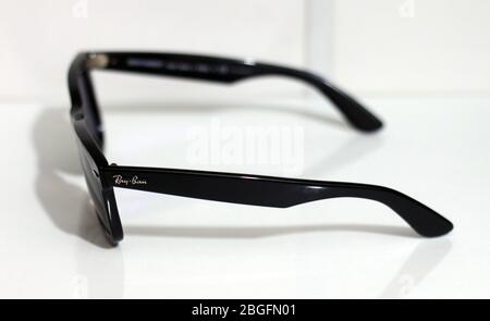 Ray-Ban Wayfarer. Modello iconico. Occhiali da sole polarizzati. Sfondo  bianco. Primo piano Foto stock - Alamy