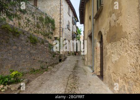 Civitella del Tronto è uno dei più antichi e caratteristici paesini dell'Abruzzo - l'Europa. Vicolo nel centro storico Foto Stock