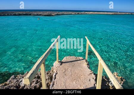 Bellissimo mare caraibico a squisita Caleta Buena, Playa Giron, Cuba Foto Stock