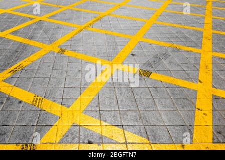 Sfondo astratto con linee gialle a terra Foto Stock