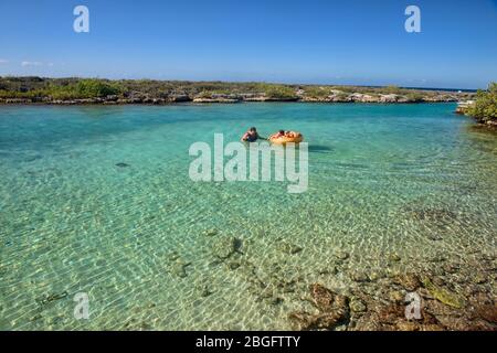 Bellissimo mare caraibico a squisita Caleta Buena, Playa Giron, Cuba Foto Stock