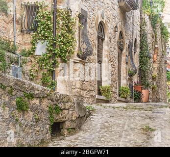 Civitella del Tronto è uno dei più antichi e caratteristici paesini dell'Abruzzo - l'Europa. Vicolo nel centro storico Foto Stock