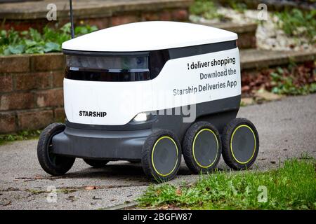 Un robot autonomo a sei ruote, creato da Starship Technologies, a Milton Keynes. Foto Stock