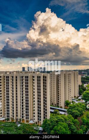 Nuvole, alba e cielo blu in mezzo all'architettura moderna; vista dalla finestra mentre si lavora da casa durante la stagione pandemica Covid-19 in interruttore automatico Foto Stock