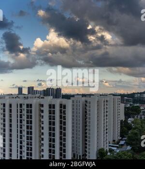 Nuvole, alba e cielo blu in mezzo all'architettura moderna; vista dalla finestra mentre si lavora da casa durante la stagione pandemica Covid-19 in interruttore automatico Foto Stock