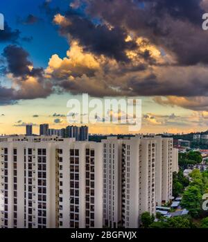 Nuvole, alba e cielo blu in mezzo all'architettura moderna; vista dalla finestra mentre si lavora da casa durante la stagione pandemica Covid-19 in interruttore automatico Foto Stock