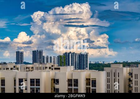 Nuvole, alba e cielo blu in mezzo all'architettura moderna; vista dalla finestra mentre si lavora da casa durante la stagione pandemica Covid-19 in interruttore automatico Foto Stock