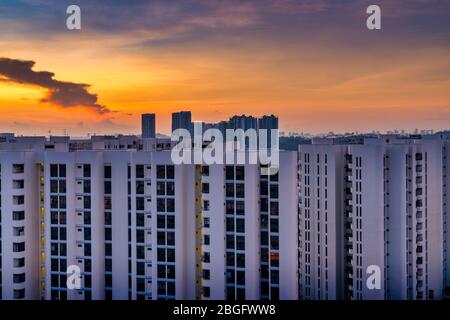 Nuvole, alba e cielo blu in mezzo all'architettura moderna; vista dalla finestra mentre si lavora da casa durante la stagione pandemica Covid-19 in interruttore automatico Foto Stock