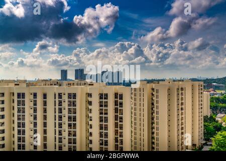 Nuvole, alba e cielo blu in mezzo all'architettura moderna; vista dalla finestra mentre si lavora da casa durante la stagione pandemica Covid-19 in interruttore automatico Foto Stock