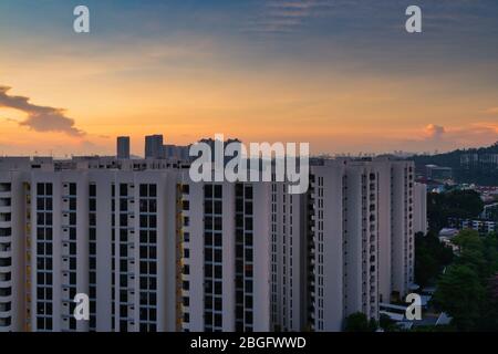 Nuvole, alba e cielo blu in mezzo all'architettura moderna; vista dalla finestra mentre si lavora da casa durante la stagione pandemica Covid-19 in interruttore automatico Foto Stock