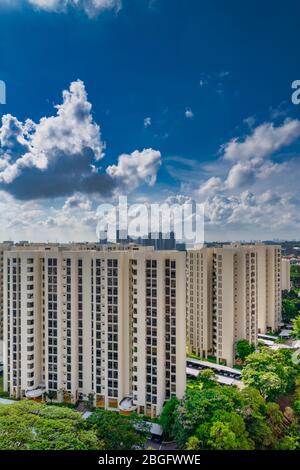 Nuvole, alba e cielo blu in mezzo all'architettura moderna; vista dalla finestra mentre si lavora da casa durante la stagione pandemica Covid-19 in interruttore automatico Foto Stock