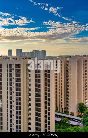 Nuvole, alba e cielo blu in mezzo all'architettura moderna; vista dalla finestra mentre si lavora da casa durante la stagione pandemica Covid-19 in interruttore automatico Foto Stock