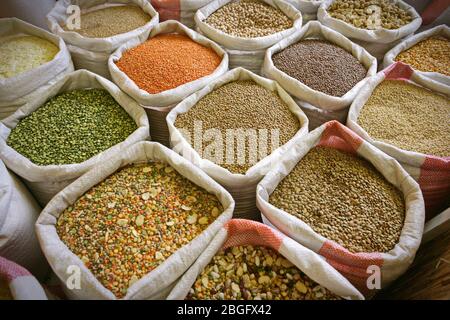sacchi di legumi al mercato delle spezie Foto Stock