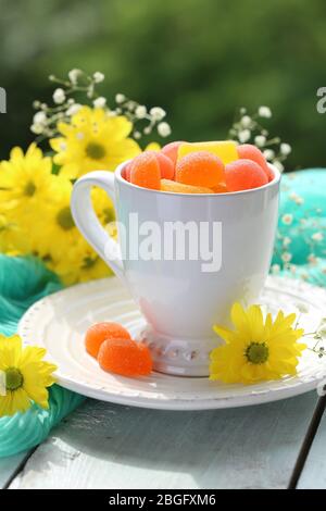 Caramelle di gelatina in tazza sul tavolo primo piano Foto Stock