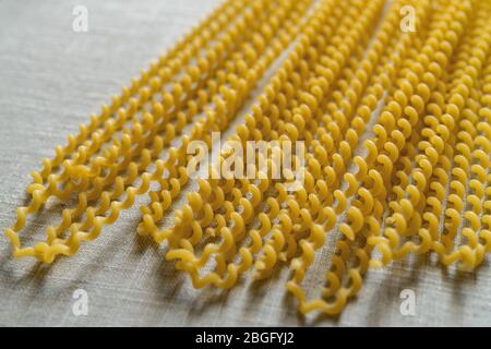 Pasta secca italiana non cotta Fusilli lunghi bucati Foto Stock