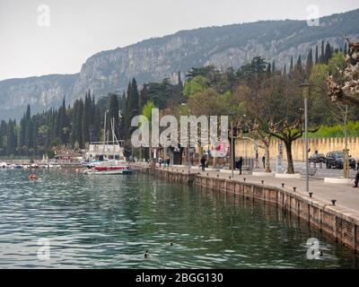 Promenade mit Bäumen und historischen Häusern am See Ufer und einem Hafen Foto Stock