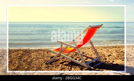 Tramonto con sdraio vuota sulla sabbia. Cancellazione dei viaggi durante la quarantena per coronavirus. Banner vacanza tropicale. Spazio per il testo Foto Stock