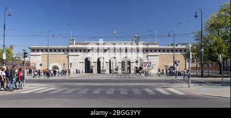 VIENNA, AUSTRIA - 22 APRILE 2019: Vedute della città d'Europa - Vienna. Popoli per le strade. Vita urbana. Foto Stock