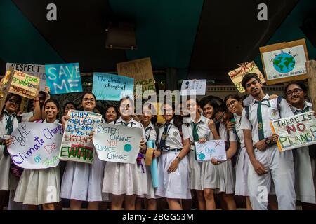 Studenti che protestano contro la distruzione dell'ambiente Foto Stock