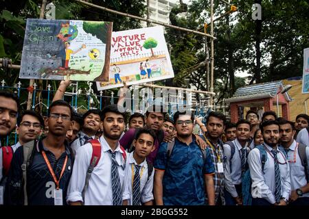 Studenti che protestano contro la distruzione dell'ambiente Foto Stock