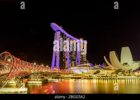 SINGAPORE - 2018 APRILE 19 : la baia marina sabbia con colorato dello spettacolo di luci quasi Foto Stock