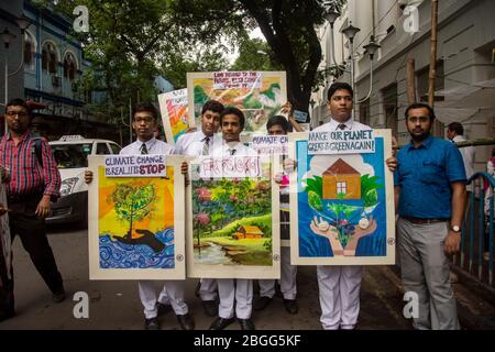 Studenti che protestano contro la distruzione dell'ambiente Foto Stock