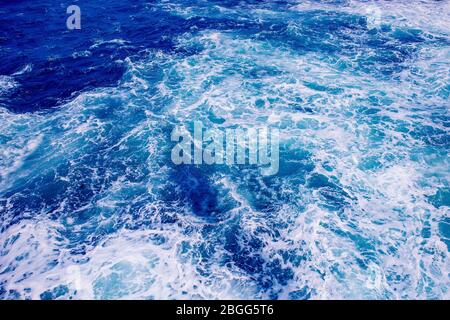 Sfondo naturale bella acqua di mare turchese con piccole onde, fondo trasparente Foto Stock
