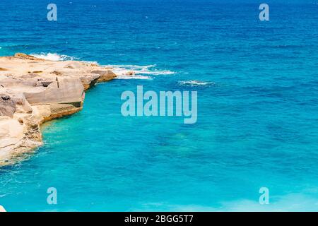 Sfondo naturale bello turchese acqua di mare con rocce e spiaggia rocciosa, fondo trasparente Foto Stock