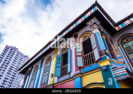 Singapore, ottobre 2019: Casa colorata di Tan Teng Niah contro il cielo blu. Popolare luogo turistico nel distretto di Little India. 37 Curbau Road Foto Stock