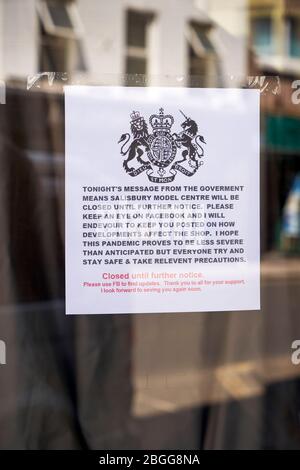 Royal cresta su avviso in vetrina per informare i clienti della chiusura a causa di Coronavirus Foto Stock