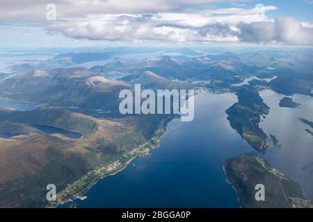 Veduta aerea dei fiordi in Norvegia, da un aereo Foto Stock