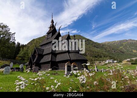 Vecchia chiesa di Borgund Stave a Laerdal, Norvegia, costruita intorno al 1200 Foto Stock